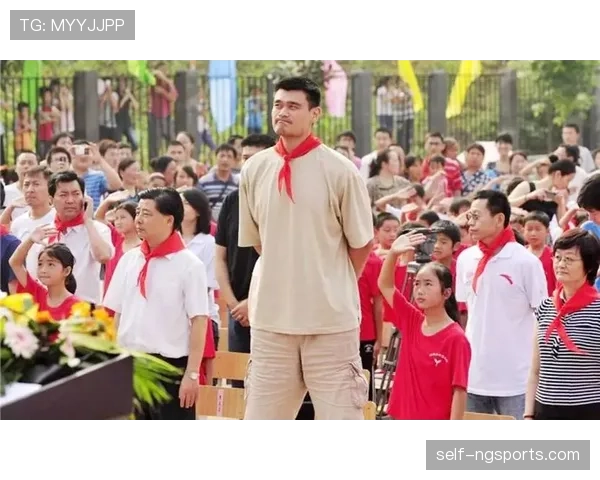 姚明退役后住上海老洋房，早餐吃三明治配手冲咖啡，球迷蹲门口只为看他遛狗